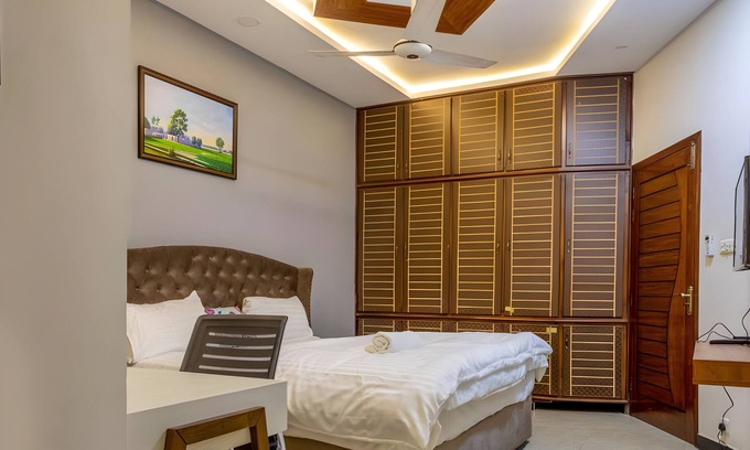 G-6 Sector House | Holidazzle Lodge