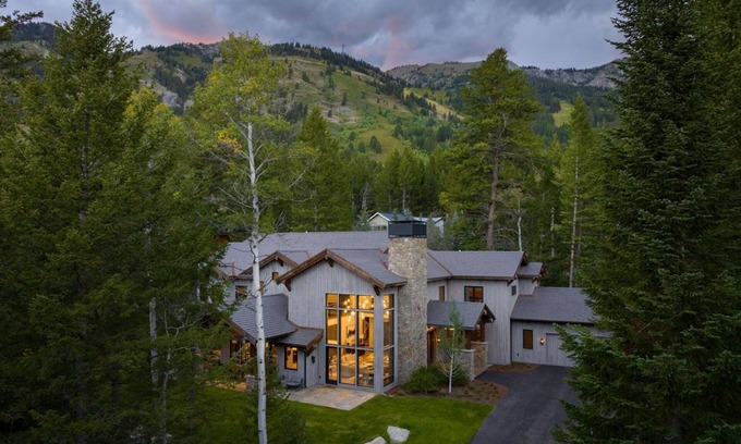 Teton Village House | Holly Haven - 6 Bedroom Luxury Home - Hot Tub and Pool Access