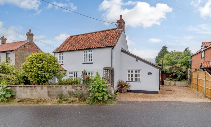 Briston Cottage | HOLLYHEDGE COTTAGE, pet friendly, with open fire in Briston