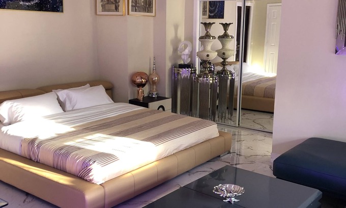 Downtown Los Angeles Apartment | Hollywood Art Studio Apartment