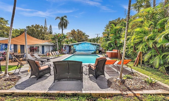 Parkside House | Hollywood Castle 7 bedrooms 4 baths pool home ,hot tub close to beaches