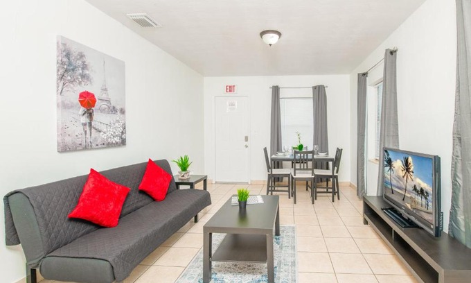 North Central Hollywood Apartment | Hollywood private apartments