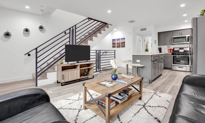 Little Armenia House | Hollywood Townhouse w/ Amazing View & King Bed