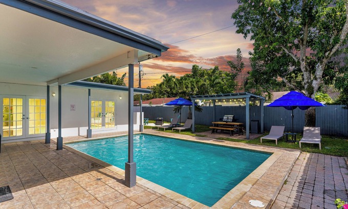 Survey Creek House | Hollywood - Tropical Retreat - Relaxing Private Pool