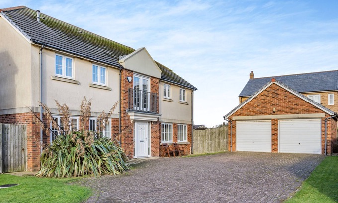 Beadnell House | Holmeside - Five Bedroom House, Sleeps 9