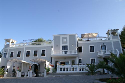 Borghesiana House | HomArt roof roman king