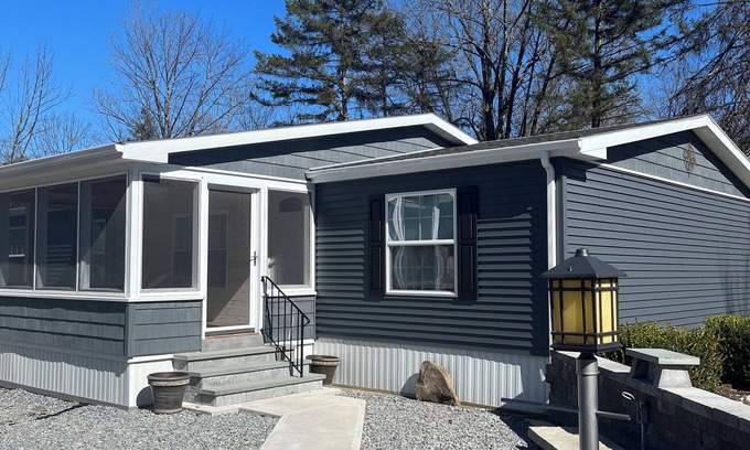 Saratoga Springs House | Home 2 mins to Saratoga. Newly renovated & Pet friendly .