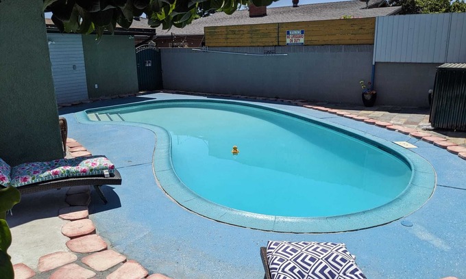 Valinda House | Home away from 🏠 City life 🌆and sunny🏖️