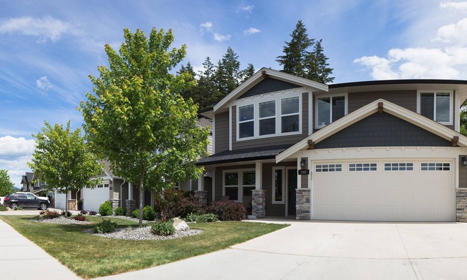 Salmon Arm House | Home away from home in the Shuswap