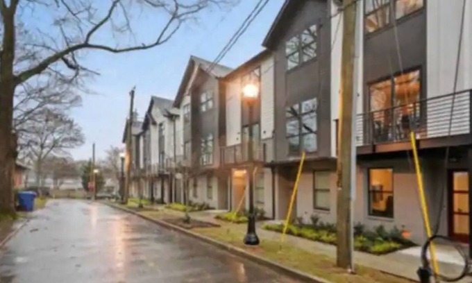 East Atlanta House | Home away from Home in the heart of E. Atlanta. Enjoy a comfortable & quiet stay