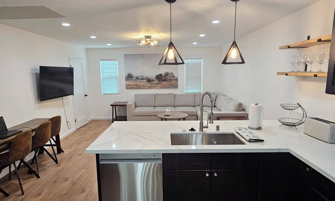 Colton House | Home Close to Universities, Shopping Mall, Redlands, Conventions Center