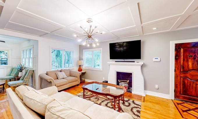 Old Northwood House | Home near the beach with a private pool, BBQ, patio, & AC