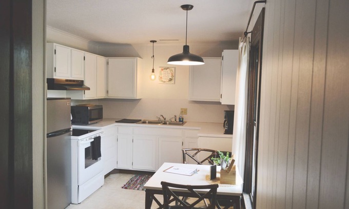 Sugarcreek Apartment | Home on Broadway (Staycation Apartment)
