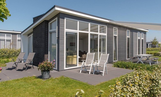 Wemeldinge House | Home with comfortable interior and view of the landscape.
