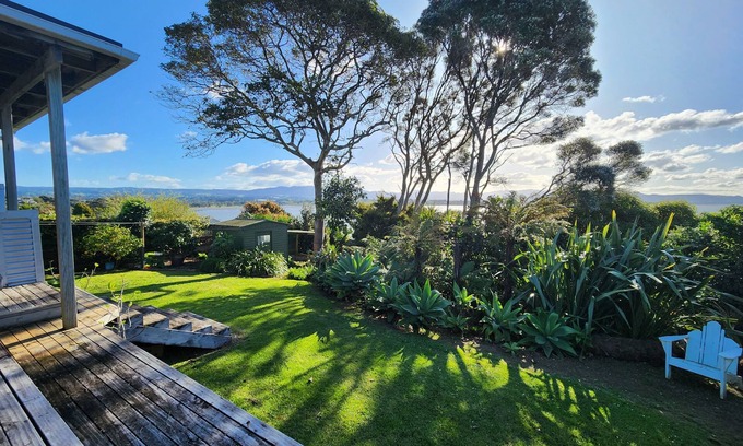 Omokoroa House | Home with gorgeous mountain and water views