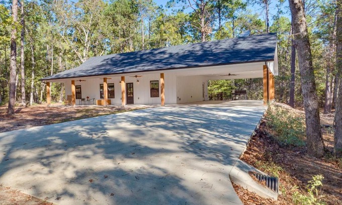 Brookeland House | Home with Pool Access Fishing at Lake Sam Rayburn!