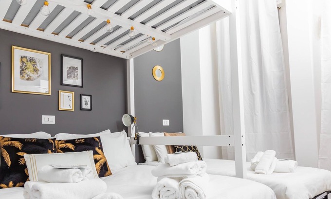 Crescenzago Apartment | HomeHotel - Paruta 65 Elettra