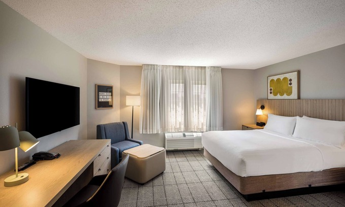 Exchange Place North Hotel | Homelike Staycation with Full Kitchen, Onsite Parking, Pets are Welcome!