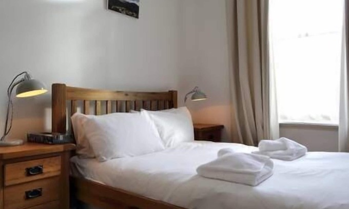 Bonnington Apartment | Homely 2BD Flat with Garden in Central Edinburgh