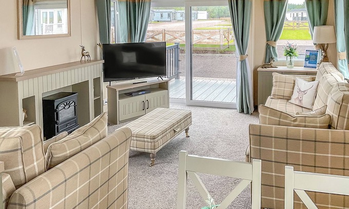 Laurencekirk Ski Chalet | Homely and stylish holiday home featuring your own private hot tub.