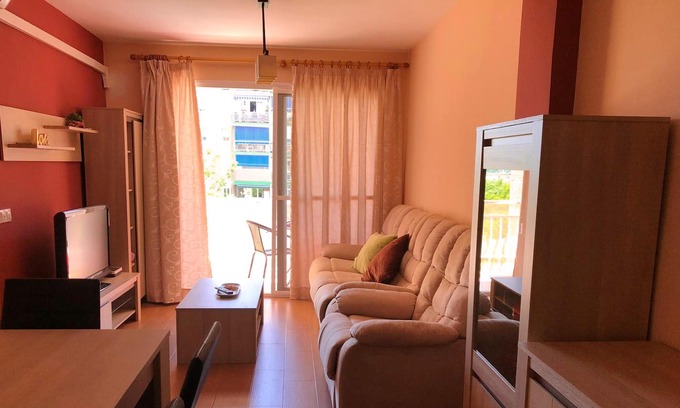 Carretera de Cadiz Apartment | Homerez - Appartement 1 km away from the beach for 7 ppl. with balcony at Málaga
