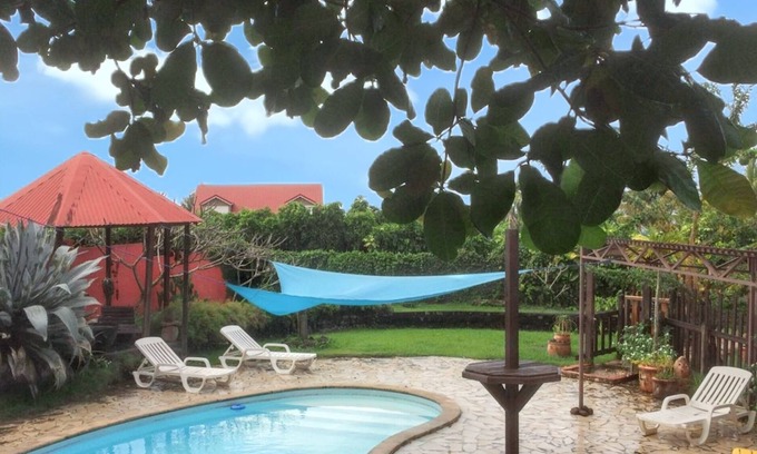 Trois-Rivieres House | Homerez - Bungalow Trois-Rivières, Pool