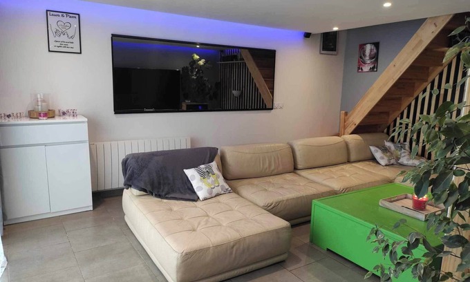 Dreux House | Homerez - House Dreux, private parking