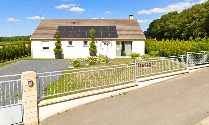 Fretoy-le-Chateau House | Homerez - House for 7 ppl. with jacuzzi, garden and terrace at Frétoy-le-Château