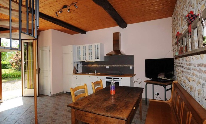 Vindecy House | Homerez - Nice house for 5 ppl. with shared pool and garden at Avrilly