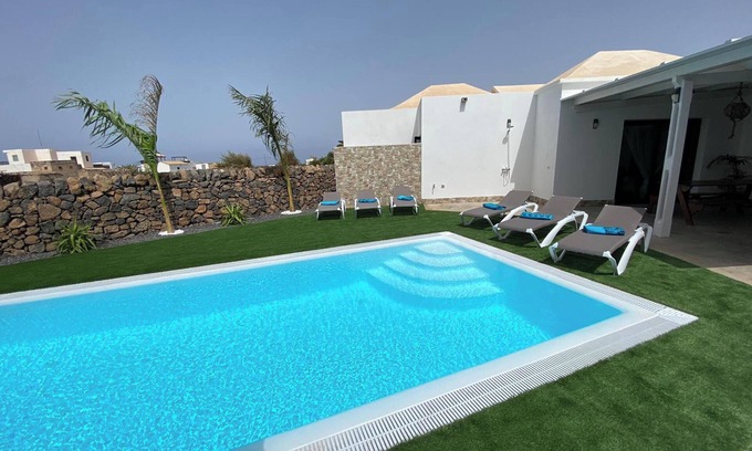 La Oliva Villa | Homerez - Spacious villa with sea and mountain views - El Roque