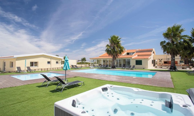 Cajados Villa | Homerez - Spacious Villa in Palmela with Private Pool and Garden