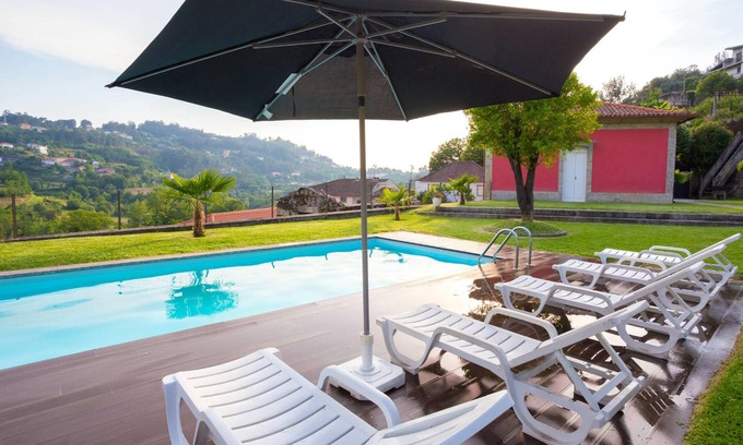 Guilhofrei Villa | Homerez - Villa for 6 ppl. with swimming-pool and garden at Sobradelo da Goma