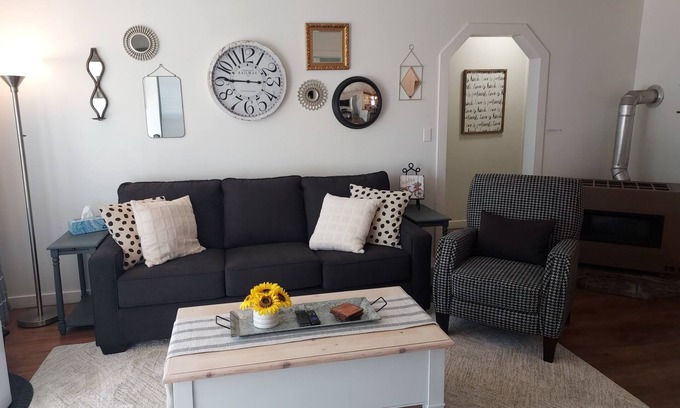Albany Cottage | Hometown FAVE - Spacious 2-BDRM Cottage Near Downtown Albany & Close to OSU