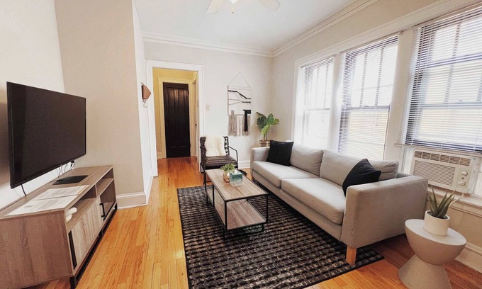 Ravenswood Apartment | Homey 1BR Space Apartment