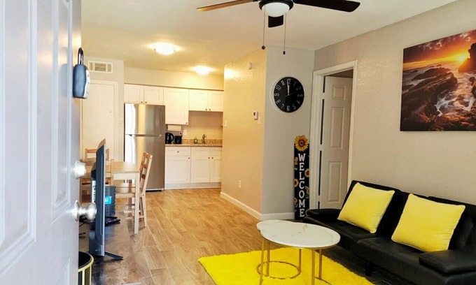 Greater Heights Apartment | Honey 1 Bed 1 Bath near Downtown & Houston Heights