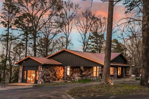Octavia House | Honey Lodge Cabin - 2 King & 1 Queen Bed & Quiet