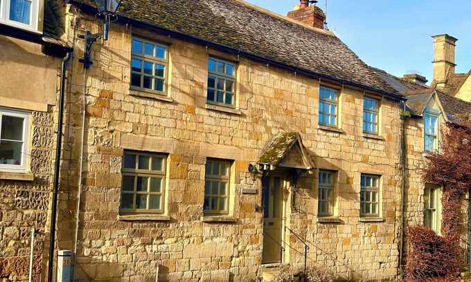 Winchcombe Cottage | Honey stone and style year round