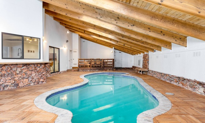 The Village Cabin | Honeypot by AvantStay | Indoor Pool & Hot Tub