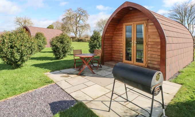 Overton-on-dee Cottage | HONEYSUCKLE, romantic, with a garden in Malpas