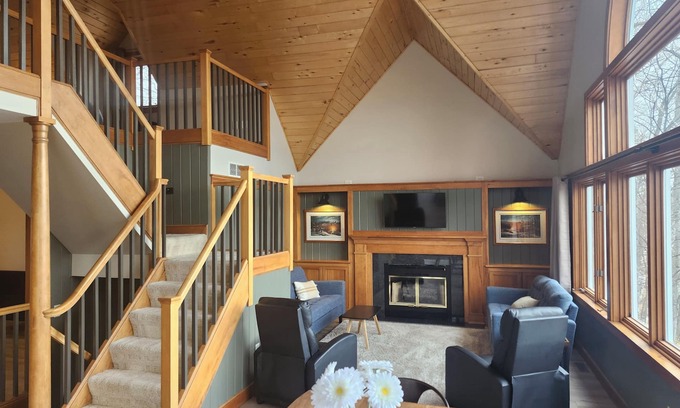 Outing Cabin | Hooked on Lake Roosevelt Spacious Cabin + Pontoon Rental
