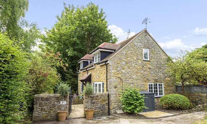 Shipton Gorge Cottage | Hope Cottage - An attractive stone cottage that sleeps 5 guests in 3 bedrooms