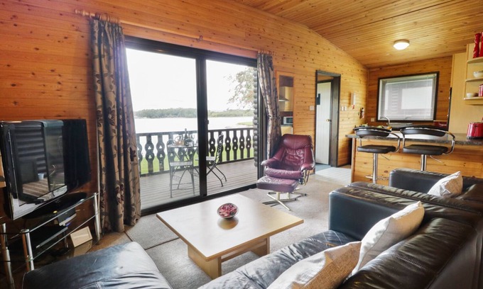 Warton Cottage | HOPE LODGE, family friendly, with pool in Lancaster