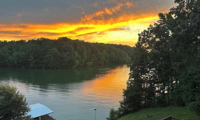 Winchester House | Hopkins Point Lake View