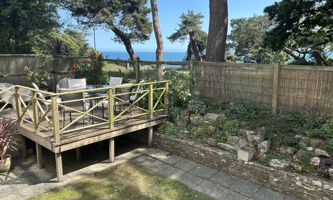 West Cliff Cottage | HOPPAPILL HOUSE, family friendly, with a garden in Bournemouth