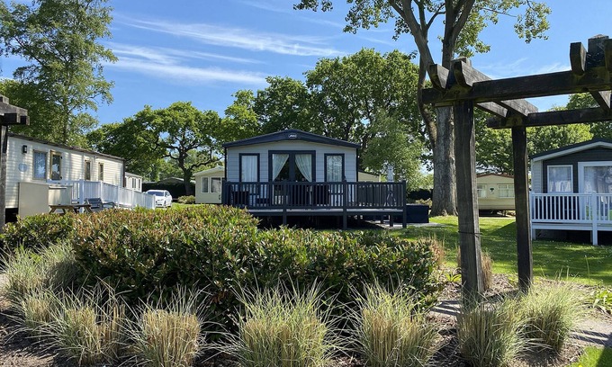 Hopton on Sea Cottage | HOPTON LODGE RETREAT, pet friendly, with pool in Hopton-On-Sea