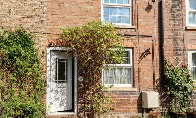 Arnold Cottage | HORNSEA COTTAGE, pet friendly, with open fire in Leven Near Beverley