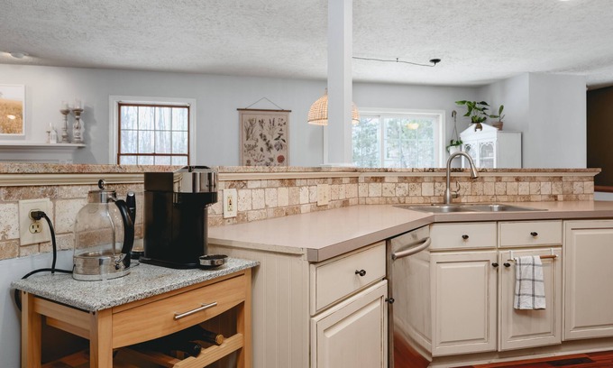 Williamsburg Cottage | Horse Show Stay, 5 minutes from Flintfields park, dog friendly with fenced yard