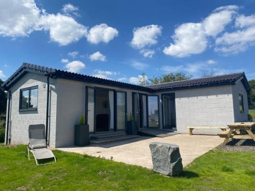 Ravenshead House | HORSESHOE LUXURY ACCESSIBLE LODGE Sleeps 4 at Fairview Farm in Ravenshead Nottingham near Sherwood Forest ,Dog Friendly Farm Stay