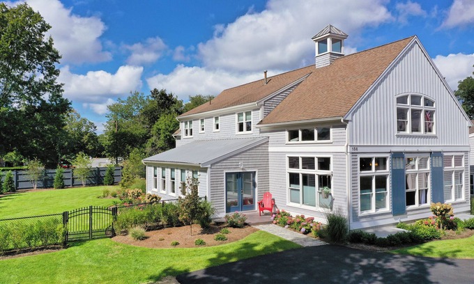 Teaticket House | Host a RETREAT w/Yoga room, for large groups, Cape Cod 8bedrooms,huge space!