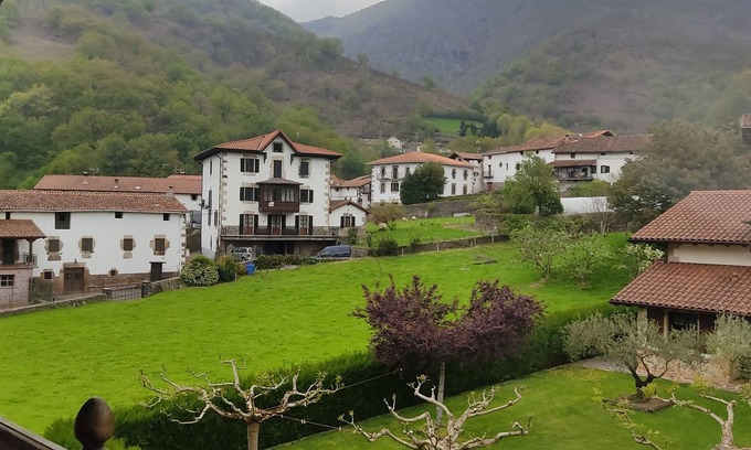 Ituren Apartment | Hostel Mendaurpe. H 6. Double room with bathroom.